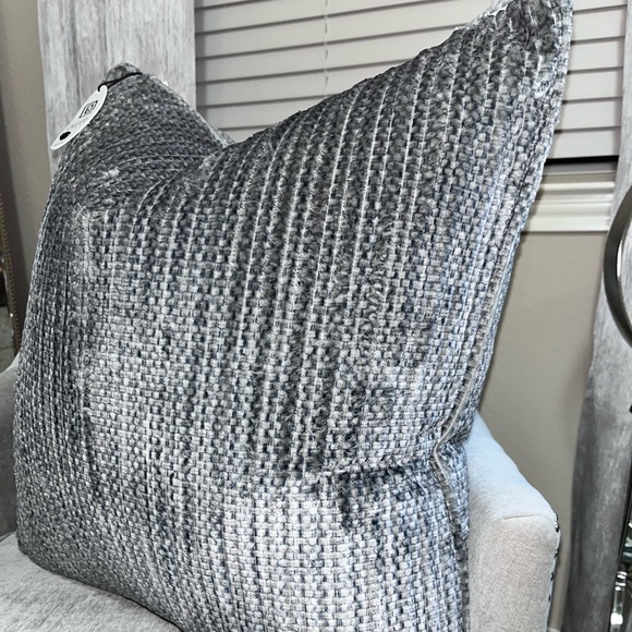 1-NWT CALLISTO HOME FUR/VELVET DECORATIVE PILLOW (Read description for details) - Picture 4 of 17